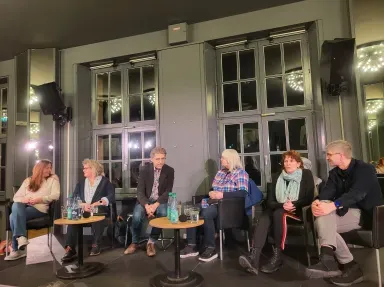 TeilnehmerInnen der Podiumsdiskussion in Wilhelmshaven. (Reihenfolge nicht wie abgebildet!) Angelika Salzburg-Reige (Arbeitskreis Selbstbestimmtes Sterben Oldenburg), ...